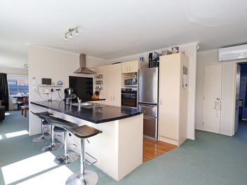 Spacious, Sunny Family Living!