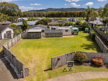 BEACHY - SUNNY - PEACEFUL - PRACTICAL