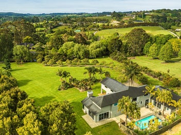 Hamptons Haven: Luxury Living on Four Acres