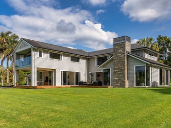 Hamptons Haven: Luxury Living on Four Acres