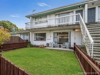 A Tidy Linwood Unit with Lawn!