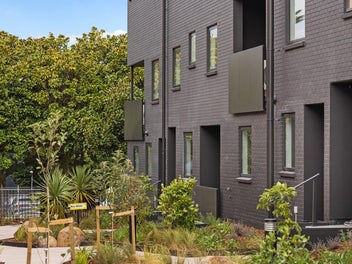 Prime Location - 5 Minute Living!