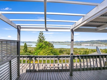 Iconic Lockwood with Harbour Views!