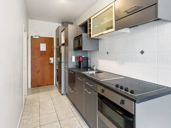 Sun-Soaked City Pad + Car Park