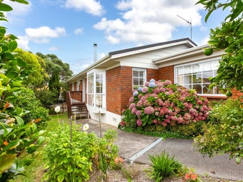 Single-Level Charm – Prime Village Location