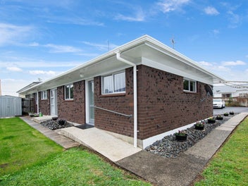 Unit - A Rare Find in Regent