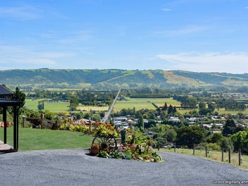 Sun-drenched home on 2 hectares.