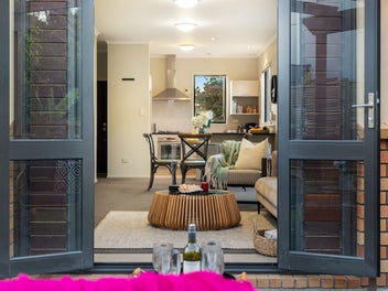 Freehold Greenhithe Family Home