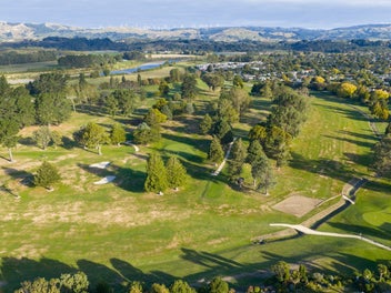 Five Bedroom Family Home – Parklike Setting