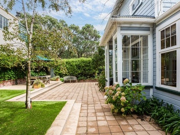 CITY-DOORSTEP LIVING ON THE TERRACE