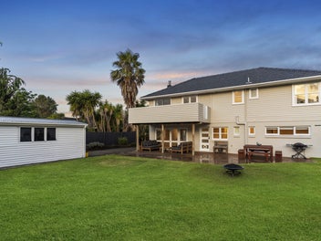 Spacious Peninsula Family Living with Orchard