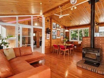 Classic Lockwood Charm in Lush Titirangi