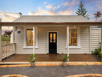 Timeless Charm, Oh so Titirangi!