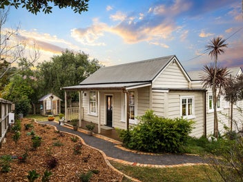 Timeless Charm, Oh so Titirangi!