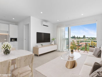 CORNER PENTHOUSE - ENJOY THE LIFESTYLE & SUNSETS!