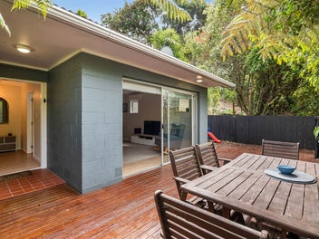 Privacy Meets Potential in the Bays