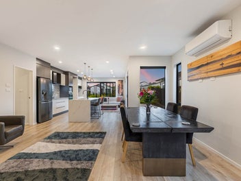 Large Garden & 5 Car Parkings