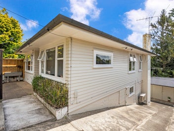 City fringe flexible living gem!