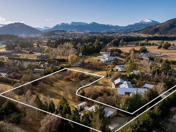 Central Acreage Close to Everything