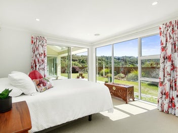 Single Level, Sun and Style - Spoil Yourself!