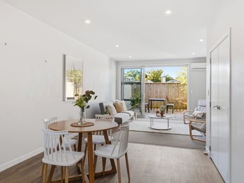 Gorgeous & Freehold in a Wonderful Location!