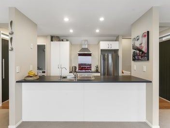 Bush Views, Pool & City Convenience