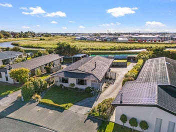 Gladstone Living with a River Backdrop