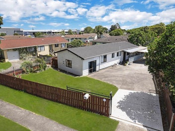 Spacious & Renovated, Freehold 605m² section