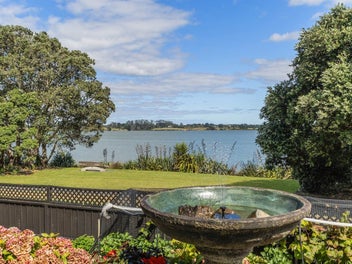 Sensational Waterfront Paradise!