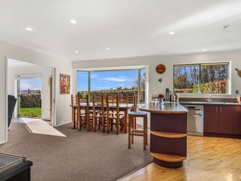 Tucked Away, Private & Amazing Views!