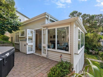 EASY FAMILY LIVING - STUNNING HARBOUR OUTLOOK