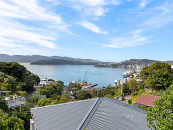 EASY FAMILY LIVING - STUNNING HARBOUR OUTLOOK