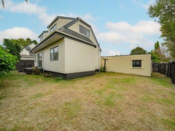 OVERSEAS VENDOR MUST SELL!