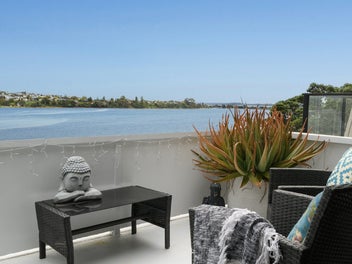 City living, spectacular views, two carparks