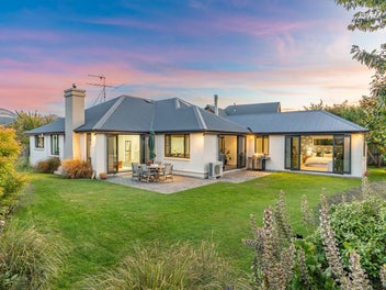 Family living & established gardens & privacy