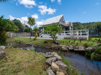 Beautiful Ruato Bay Rotoiti Living
