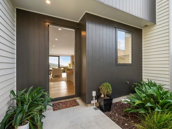 DESIGNER TOWNHOUSE - SUN AND SOUTH COAST VIEWS