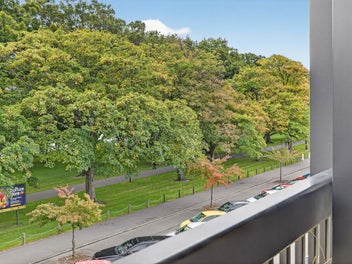 Parkside Views, Prime Position - Airbnb Potential