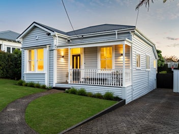 Family Home & Ready to go. Present offers!