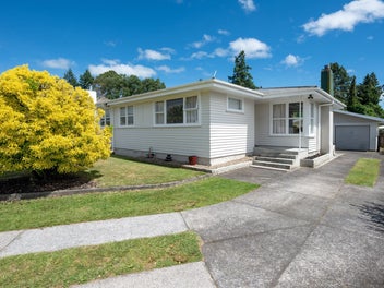 Contemporary Family Living in a Prime Location