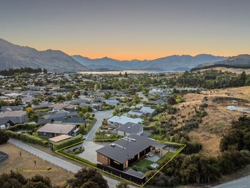 Captivating Wanaka Views, Space without Compromise