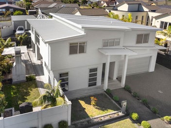 5 Bedrooms • Walk to The Beach