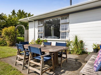 Retro Charm in a Peaceful Cul-de-Sac