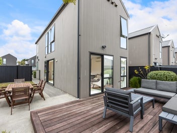 Sun-Filled Corner Living!