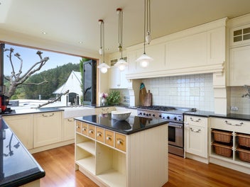 Spectacular! 180-degree Tasman Bay Views!