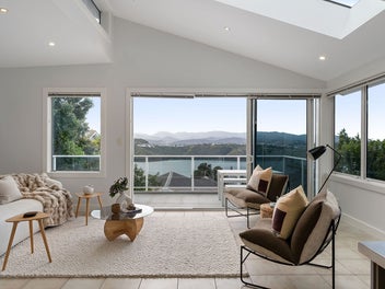 IT HAS IT ALL, LOCATION, VIEWS & SUN