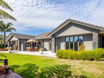 Luxurious Lakeside Living