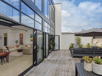 Bold warehouse living