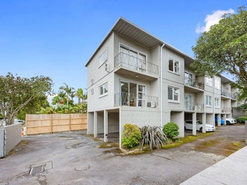 A Perfect Position – Light, Views and Convenience