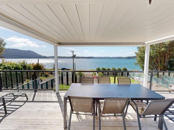 5 bdrm 5 car garaging -Lakeside Luxury at